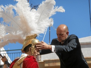 Colocan el casco del romano del paso de misterio.