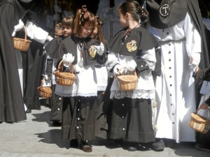 Niños acompañando al Sentencia en su camino por las calles de la capital.