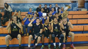 El equipo onubense celebró por todo lo alto el triunfo ante el líder.