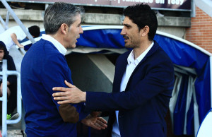 Paco Fernández y Juan Manuel Pavón, los dos técnicos, se saludan antes del inicio del choque. / Foto: Josele Ruiz.