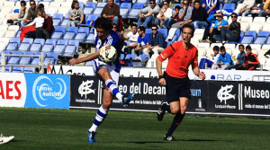 Pedro Ríos dispara sobre el portal racinguista. / Foto: Josele Ruiz.