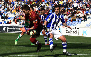 Braulio, muy peleón, no llega a un balón ya que se anticipa el meta Mario Fernández. / Foto: Josele Ruiz.