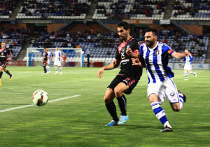 Córcoles pugna con un jugador del Tenerife en un lance del partido de este sábado. / Foto: Josele Ruiz.