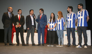 Representantes del Recre IES La Orden, recibiendo el galardón.