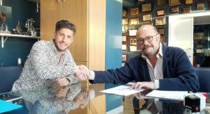 Antonio Domínguez y el presidente Pablo Comas, tras la renovación del canterano. / Foto: www.recreativohuelva.com.