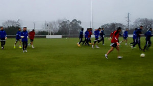 El Recre se entrena bajo la lluvia en Mareo. / Foto: @recreoficial.