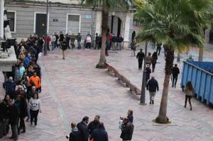 Grandes colas ante la puerta del Ayuntamiento de Huelva.