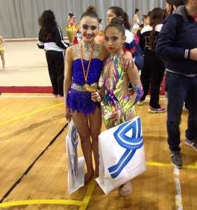 Sara y Leyla, muy contentas por su actuación y por las medallas obtenidas.