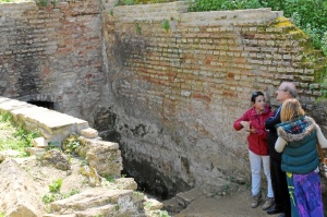 Imagen de una de las visitas a la Fuente Vieja.