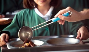 El Consistorio impulsa una campaña de apoyo al desayuno escolar con una red de voluntariado de mayores y 10 colegios donantes de alimentos.