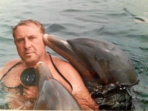 Patri ha sido un enamorado del buceo y del mar desde niño. En esta imagen, junto a dos delfines.