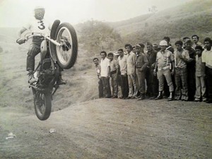 Estuvo un año y medio trabajando en Ecuador, donde no olvidó sus aficiones, como ocurre en este caso con su moto.