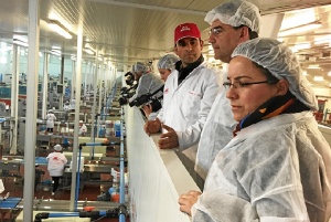 Mario Jiménez visita a la Cooperativa Santa María de La Rábida (CORA) en Palos de la Frontera.