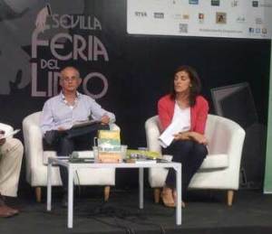 Francisco y Herminia, en un acto de presentación del libro.