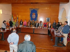 Moguer guarda un minuto de silencio en memoria de las victimas.