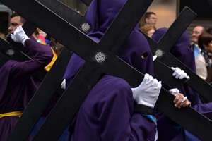 Penitentes tras el paso del Señor