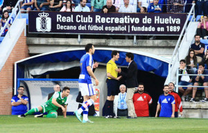 Pavón, en el que a priori es su último partido como primer técnico, conversa con el cuarto árbitro. / Foto: Josele Ruiz.