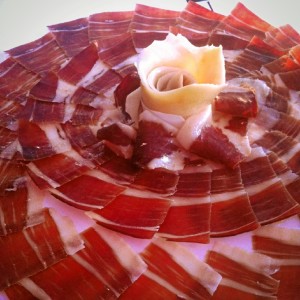 Degustar el jamón de Jabugo.