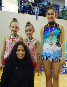 Las tres deportistas del GR Huelva, junto a su entrenadora Inmaculada Márquez.