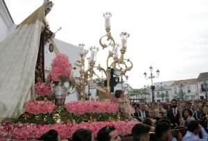 La Virgen del Carmen en su paso por las calles de Cartaya.