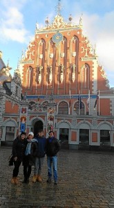 Con su familia, detrás el monumento de las cabezas negras, en Riga. 