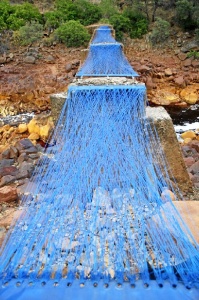 El Puente Azul es una obra realizada por artistas de la Cuenca Minera.