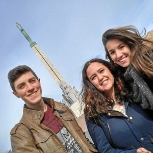 Con unos amigos onubenses en el monumento de la libertad. 