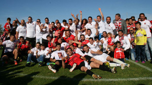 Alegría de los jugadores del Cartaya tras conseguir el ascenso.