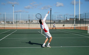 El torneo de tenis concita la atención de los aficionados cartayeros.