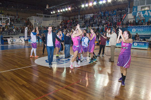 El público despidió al equipo onubense con una gran ovación. / Foto: Fran Rueda.