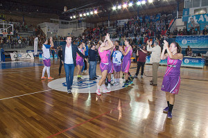 El público despidió al equipo onubense con una gran ovación. / Foto: Fran Rueda.