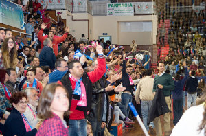 El Andrés Estrada se llenó para ver un partido que prometía emociones. / Foto: Fran Rueda.