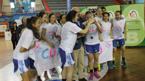 El equipo onubense recibe el trofeo de campeón.