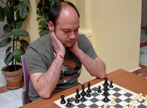 Carlos, durante una partida cuando aún era Maestro FIDE. 