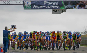 Salida de una de las pruebas disputadas en el circuito de Monteblanco. / Foto: Juan Águila.