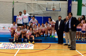 Las jugadoras conqueristas posan con el trofeo logrado en Almería. / Foto: www.cbconquero.es.