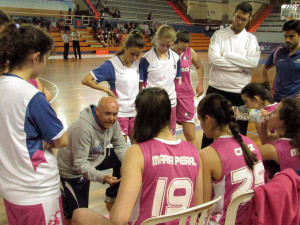 Las jugadoras atienden al técnico, Salvi Quintero. / Foto: @CBConquero.