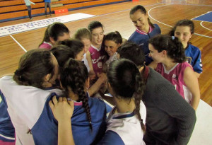 Las juniors del Conquero celebran su primer triunfo. / Foto: @CBConquero.