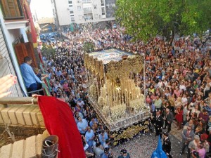 Petalada de la Hermandad de la Victoria a las puertas de Huelva Buenas Noticias.