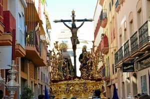 El Cristo de la Expiración avanzando por las calles de la ciudad