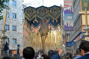 Nuestra Señora de la Esperanza Coronada llegando a la Plaza Niña