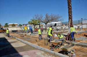 Los operarios reurbanizan la Plaza de la Constitución. 