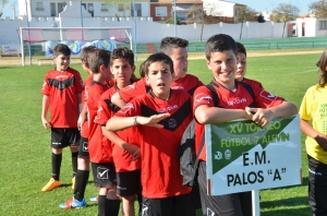 Grupos de niños inscritos en la categoría de Alevín. 