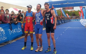 El podio del Europeo en Alcobendas, con Emilio Martín como brillante subcampeón. / Foto: @TRIATLONSP.