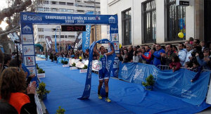 Emilio Martín, en el momento de entrar en meta. / Foto: @LaJornada8Soria.