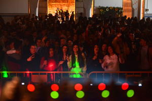 Los jóvenes al pie del escenario de la Fiesta de la Primavera en San Juan del Puerto. 