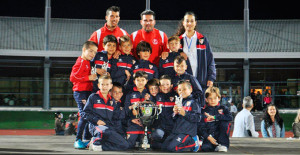 Uno de los equipos del Sevilla posan con su trofeo conquistado en el Mundialito.