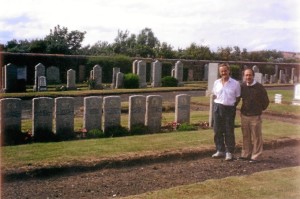Foto 5: John Steele (izquierda) y Jesús Copeiro junto a las tumbas del Dasher. En la zona de césped, bajo las lápidas, se cree que está la fosa con los cuerpos sin identificar de más de sesenta hombres. Ardrossan, 16 julio 1998 (Foto: Elin von Munthe).