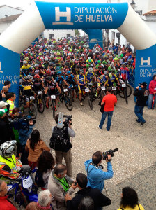 Espectacular imagen de la salida de la prueba en Santa Ana la Real.