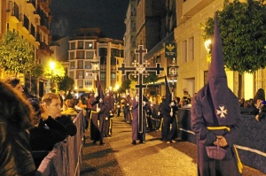 Un numeroso cuerpo de nazarenos acompañan en la Madrugá onubense al Señor de Huelva.